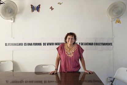 Morena Herrera es una exguerrillera y activista feminista salvadoreña que lleva más de 25 años luchando por los derechos de las mujeres en su país. Encabeza la ONG Agrupación Ciudadana por la Despenalización del Aborto, que ha contabilizado 147 mujeres procesadas por las leyes contra el aborto entre 2000 y 2014. Está peleando por las mujeres que siguen en prisión como consecuencia de la restrictiva norma contra el aborto en El Salvador. Ya han sacado a 36. En la imagen, Morena Herrera, en Suchitoto (El Salvador) el pasado abril.