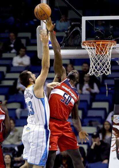 Eneka Okafor, de los Wizards, coloca un tapón a Ryan Anderson, de los Hornets