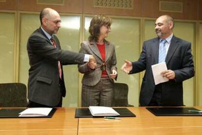 Idoia Zenarruzabeitia, Rodolfo Ares (izquierda) y José Antonio Pastor, en la firma del acuerdo presupuestario.