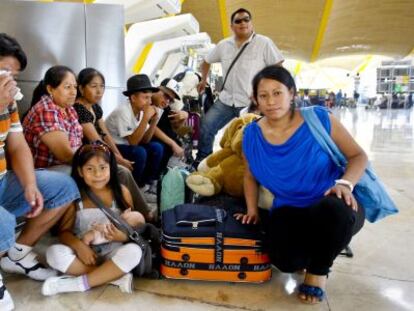 Familia de inmigrantes latinoamericanos que parte de retorno, en la T4 del aeropuerto de Barajas.