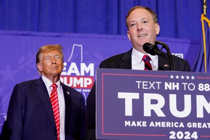 Donald Trump a un lado de Lee Zeldin, en un mitin en New Hampshire, el 19 de enero de este año.