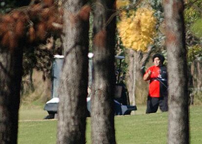 Maradona juega al golf en la finca a la que se trasladó tras abandonar el hospital.