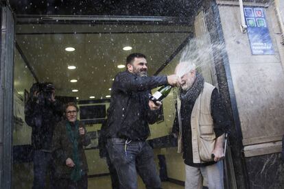 Celebración ante la administración de lotería de la calle Travessera de Gràcia, en Barcelona, que ha vendido íntegramente el primer premio del sorteo (37142).