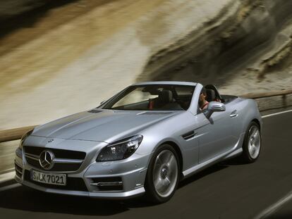 El SLK estrena un innovador techo de cristal que se puede oscurecer.