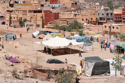 Campamento improvisado instalado por los vecinos en la plaza del mercado de Mulai Brahim, donde se organiza el reparto de ayuda humanitaria.