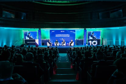 Imagen de una mesa de debate y el auditorio durante el Legal Management Forum 2023.