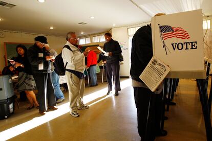 Votantes acuden a las urnas en las elecciones primarias en Estados Unidos.