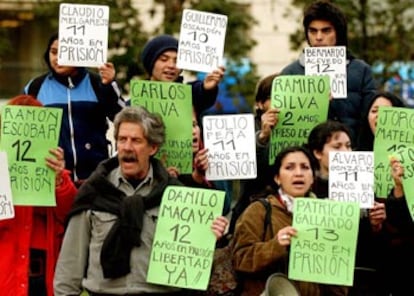 Un grupo de familiares y amigos de presos políticos chilenos protesta frente al Palacio de la Moneda, sede del Gobierno.