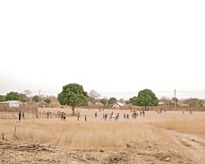 Unos niños juegan al fútbol en las polvorientas llanuras de la región de Upper River en Gambia.