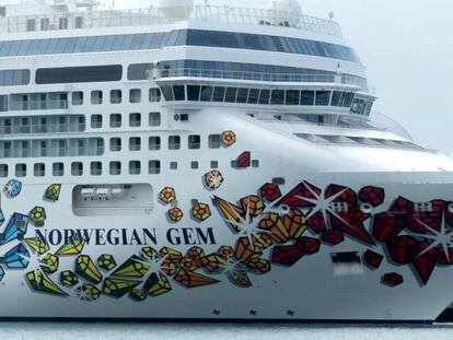 Vista de la decoración de estribor del crucero Norwegian Gem, de la compañía Norwegian Cruise.
