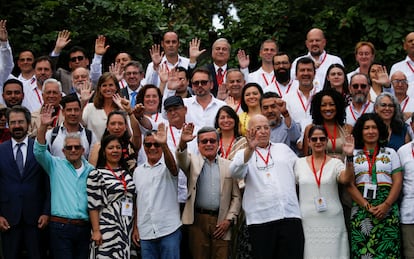 Los negociadores del ELN y del Gobierno colombiano posan para una foto grupal luego de la instalación de la cuarta ronda de diálogos, en Caracas, Venezuela, el pasado 14 de agosto.