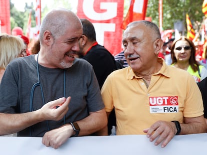 Pepe Álvarez (derecha), secretario general de UGT, y su homólogo en CC OO, Unai Sordo, conversan este martes en Madrid durante una protesta de los trabajadores de la industria.