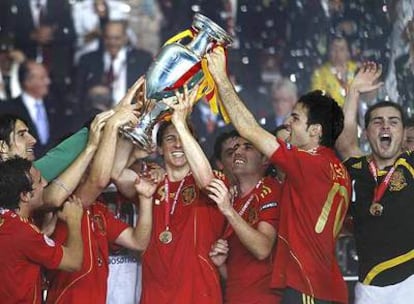 Los jugadores españoles, entre ellos Fernando Torres, Cesc e Iker Casillas, levantan la copa tras vencer en el campeonato de Europa a Alemania (1-0) en la final de Viena.