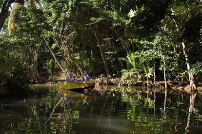 Una barca recorre las aguas del río Indio.