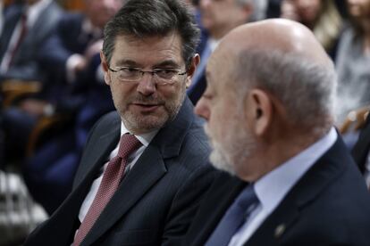 El ministro de Justicia, Rafael Catalá (i), y el fiscal general del Estado, José Manuel Maza (d), asisten a la entrega de los premios Puñetas, que concede la asociación de informadores jurídicos, y este año reconoce el trabajo de, entre otros, la fiscal Elvira Tejada, en febrero de 2017.