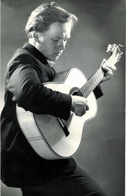 Jackson C Frank toca la guitarra, en una foto de archivo de 1960.