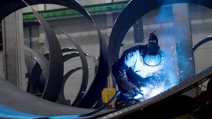 Soldadura de torres para eólica marina que la empresa Haizea Wind fabrica en sus instalaciones del puerto de Bilbao.