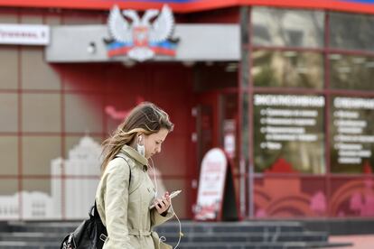 Una joven en Donetsk, Ucrania, el pasado 24 de abril de 2021.