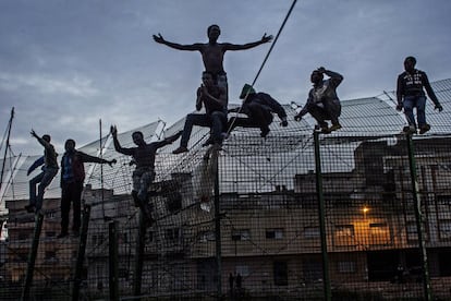 La valla fronteriza de Melilla, conocida como el “muro de la muerte” de la llamada “Frontera Sur”, tiene seis metros de altura y está rematada con cuchillas afiladas. A pesar de ello, miles de personas intentan cruzarla cada año. La mayor parte son personas subsaharianas que utilizan el bosque para esconderse de la policía marroquí y esperar una oportunidad para entrar en Europa saltando la valla o cruzando el mar en patera. En estos campamentos pasan semanas, meses o incluso años. Las personas que son interceptadas en su intento de saltar la valla, son devueltas en el acto por la guardia civil española a las autoridades marroquíes y transferidas al otro lado de la valla. Estas “devoluciones en caliente” se encuentran al margen de la legalidad española y comunitaria e impiden el acceso al derecho de asilo, además de atentar y poner en riesgo la vida de las personas.
