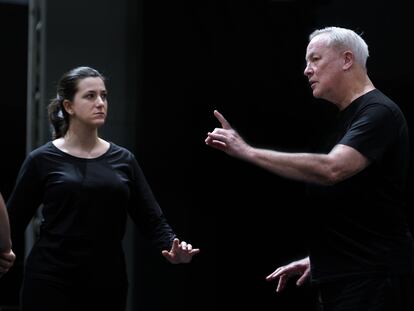 Miren Urbieta-Vega, con el director de escena Robert Wilson, durante los ensayos de 'Turandot' en el Teatro Real, donde cantó el personaje de Liù.