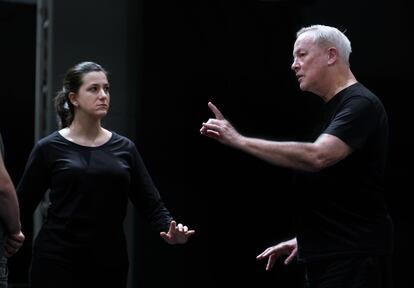 Miren Urbieta-Vega, con el director de escena Robert Wilson, durante los ensayos de 'Turandot' en el Teatro Real, donde cantó el personaje de Liù.