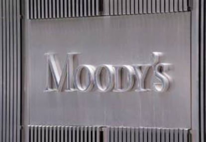 Fotografía de archivo del 13 de julio de 2011 donde se ve un aviso de la agencia calificadora Moody's en su oficina de Nueva York (EEUU). EFE/Archivo