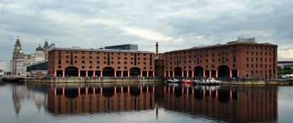 Complejo Albert Dock en Liverpool junto al ic&oacute;nico monumento Royal Liver Building.