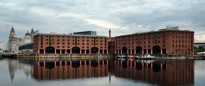 Complejo Albert Dock en Liverpool junto al icónico monumento Royal Liver Building.