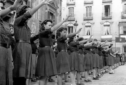 Integrantes de la Sección Femenina de Falange Española, en la plaza de la Villa de Madrid en octubre de 1944, con motivo de la festividad de Santa Teresa.