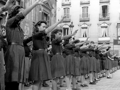 Integrantes de la Sección Femenina de Falange Española, en la plaza de la Villa de Madrid en octubre de 1944, con motivo de la festividad de Santa Teresa.