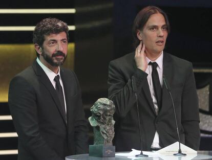 Alberto Rodr&iacute;guez y Rafael Cobos, con el Goya a mejor guion de &#039;La isla m&iacute;nima&#039;.