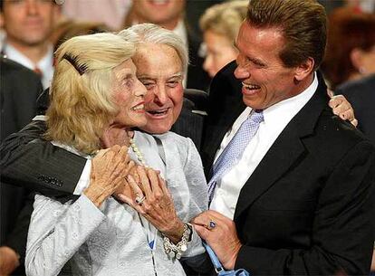 Eunice Kennedy Shriver junto a su marido Robert Sargent Shriver y su yerno Arnold  Schwarzenegger.