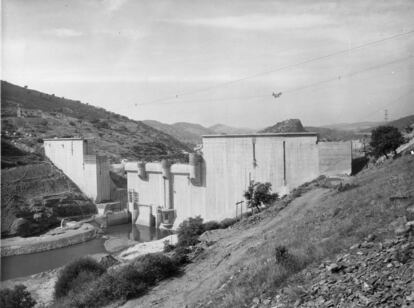 Imagen de las obras de construcción de la presa. Hasta 4.000 personas llegaron a trabajar en la construcción de esta colosal infraestructura, en su mayoría de pueblos de la provincia de Cáceres.