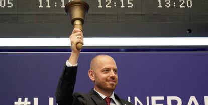 Christian Bruch, CEO de Siemens Energy, toca la campana en el estreno bursátil.