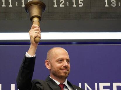 Christian Bruch, CEO de Siemens Energy, toca la campana en el estreno bursátil. 