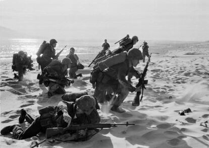 Marines atravessam a praia Vermelha, em Da Nang (Vietnam). Chegavam para reforçar as bases aéreas no Vietnã do Sul.