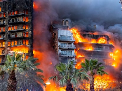 Imagen del fuego propagado por los dos bloques en el complejo residencial del barrio valenciano de Campanar.