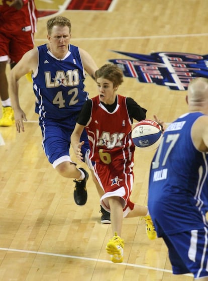 Justin Bieber es un amante de los deportes. Es normal verlo en primera fila durante los partidos de la NBA. También se le ha visto practicando hockey, fútbol, tenis, o deportes extremos. 