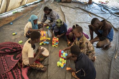 Los alumnos practican con juegos en la escuela del campo de desplazados de Banguetabá. Jugar es parte esencial del proceso de socialización de los huidos por el conflicto.