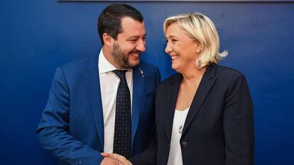 La ultraderechista francesa Marine Le Pen (d) se reúne con el ministro italiano del Interior, Matteo Salvini (i), en Roma, el pasado 8 de octubre de 2018. 