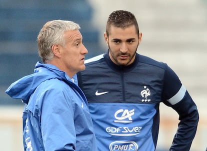 Deschamps (i) y Benzema charlan en 2013 en Porto Alegre (Brasil).