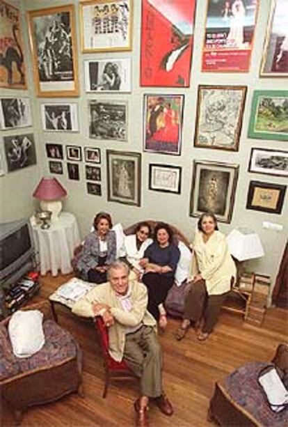 De izquierda a derecha, María Rosa,  Paco Ruiz, Victoria Eugenia, Carmen Roche y Pilar López, en el estudio. PLANO GENERAL - FOTO DE GRUPO