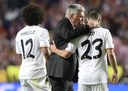 Ancelotti da instrucciones a Isco en presencia de Marcelo