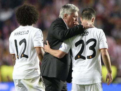 Ancelotti da instrucciones a Isco en presencia de Marcelo