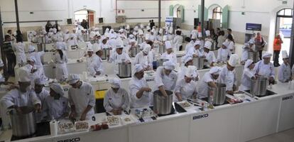 Cocineros de diez escuelas de cocina de Madrid preparan bajo la dirección de Martín Berasategui los menús del Maratón de Cocina Solidaria. 