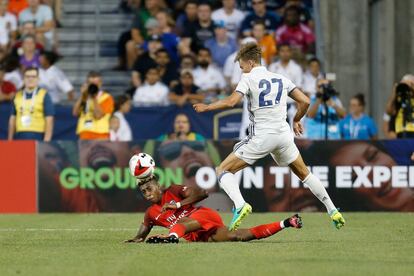 El jugador del París Saint-Germain, Presnel Kimpembe intenta robar el esférico al jugador del Real Madrid Marcos Llorente.