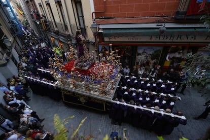 Vista de la Procesión de Jesús el Pobre y María del Dulce Nombre, este Jueves Santo en Madrid. Los nazarenos, con túnica de color morada, cinturón de esparto y cruz trinitaria sobre el antifaz, han acompañado a las imágenes de Nuestro Padre Jesús Nazareno y María Santísima del Dulce Nombre.