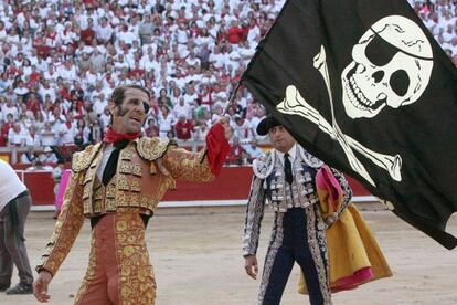 Juan José Padilla con una bandera pirata, en la Feria de San Fermín.