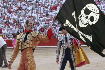 Juan Jos&eacute; Padilla con una bandera pirata, en la Feria de San Ferm&iacute;n.