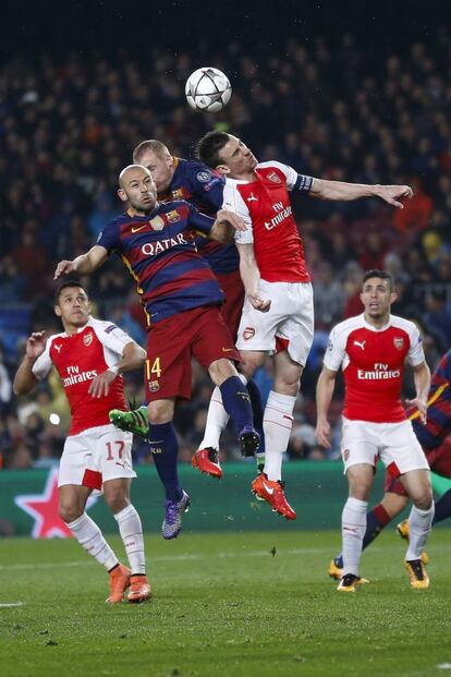 Mascherano, Jeremy Mathieu y Laurent Koscielny antes de golpear de cabeza.